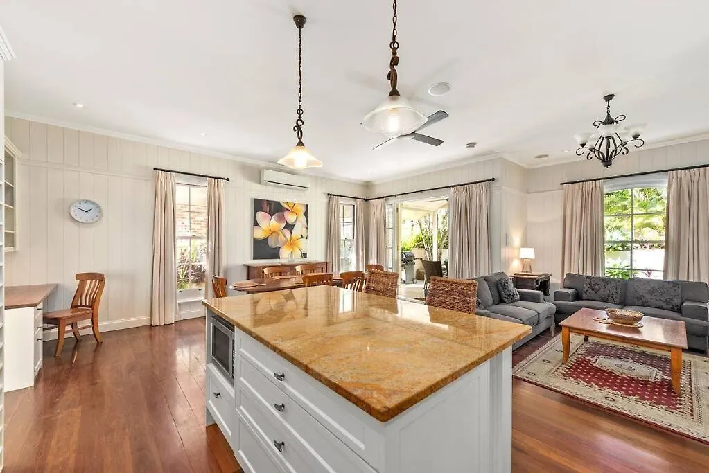 The Family Getaway ~ 3 Bed/2 Bath/1Car ~ Wooloowin Villa Brisbane