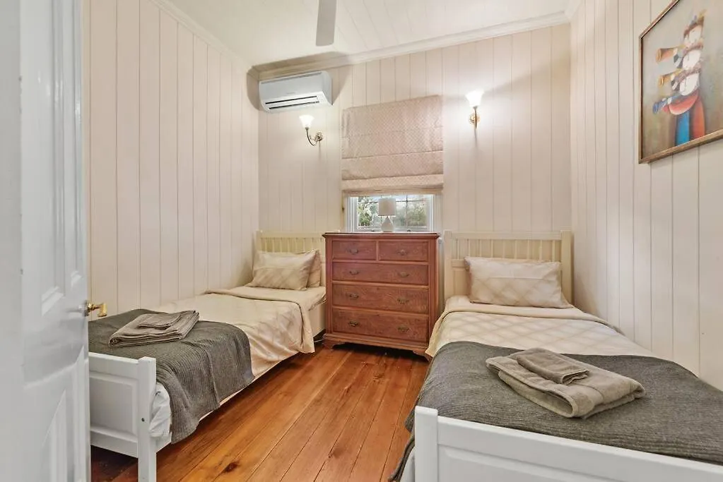 Holiday home The Family Getaway ~ 3 Bed/2 Bath/1Car ~ Wooloowin Villa Brisbane Australia