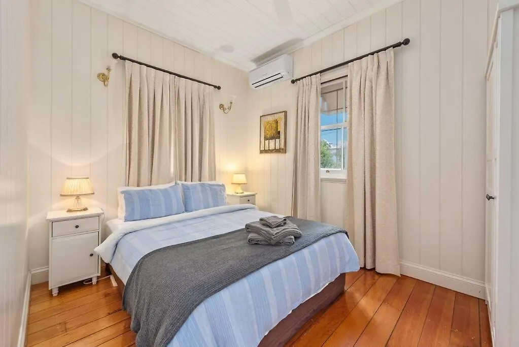 Holiday home The Family Getaway ~ 3 Bed/2 Bath/1Car ~ Wooloowin Villa Brisbane